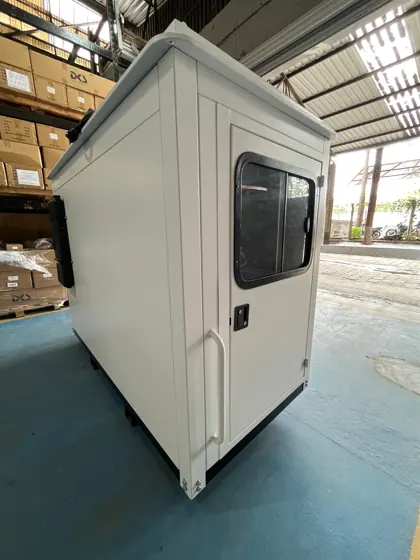 Vista externa da cabine e porta — MUTMETAL